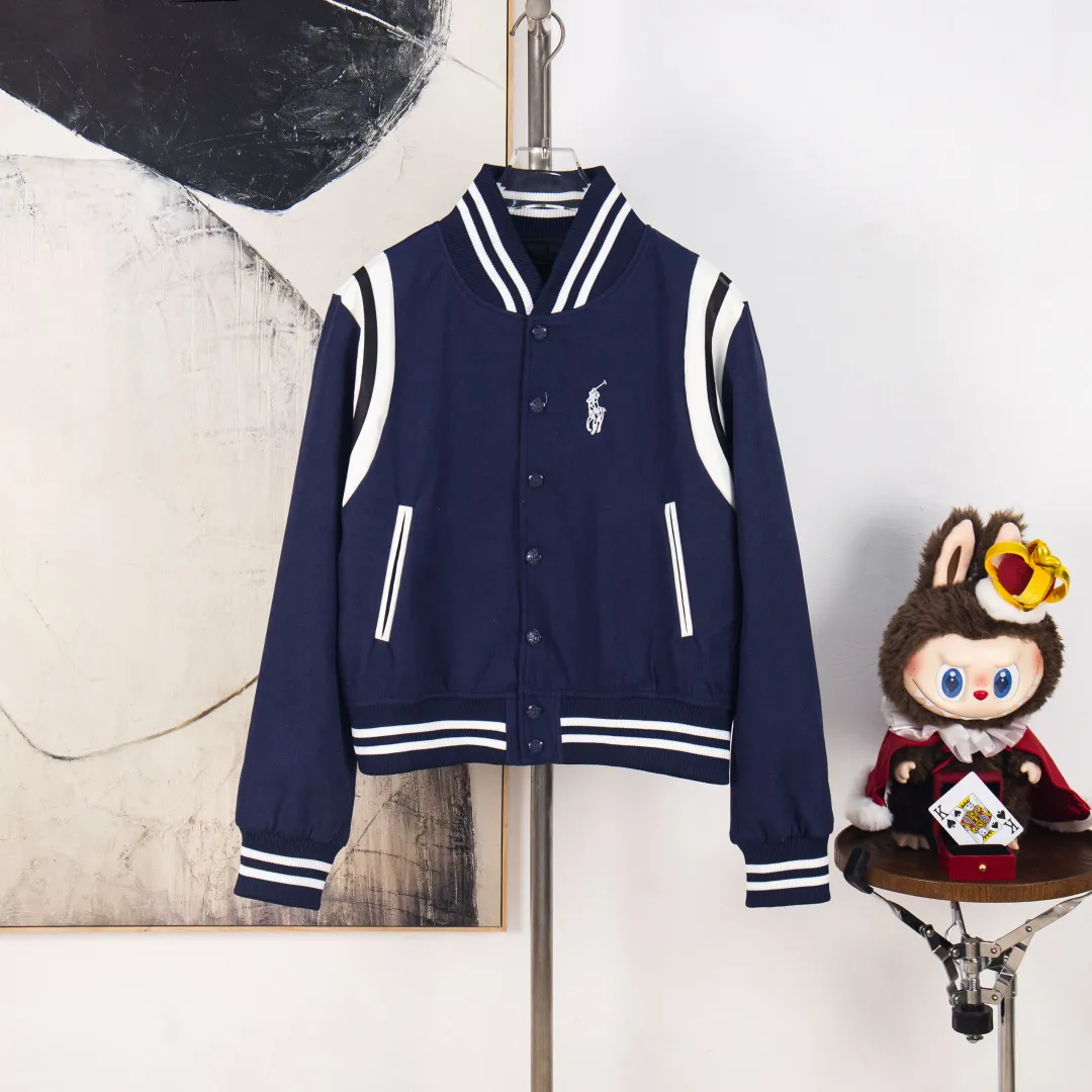 P320 zp version [Exclusive supply] Ralph Lauren/Ralph Lauren 2024 new hollow pony embroidery American retro wool surface splicing leather surface Zheng Xiujing's same short baseball uniform - Purchase the original open mold piqué twill 60 wool fabric ✅ Distinguish the market polyester woolen substandard model ❌ - Shoulder splicing soft lambskin ✅ Non-market artificial PU leather substandard model ❌ - Customized laser concave and convex RL original snap button✅ Unconventional flat four-button buckle in the market❌ - Four-strand thickened custom thread ✅ Not ordinary thin in the market ❌ - A baseball flight jacket that has been out of stock for a long time at the counter. Compared with SLP LV's baseball uniform, this Ralph Lauren baseball uniform has a more collegial feel. The upper body is versatile and not picky. The whole version is short, which makes the overall head-to-body ratio better. The shoulder seams are flat and open to avoid bloated bulges. The horse mark is hollowed out on the front chest. POLO font thick thread embroidery on the back, great texture Color: Blue Size: S M L XL Number: WW10756